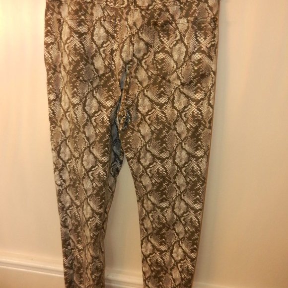 Seven 7 gray/white Snake Print Tummy Control 14 jeans Slimming. Best 👌 - Picture 3 of 4